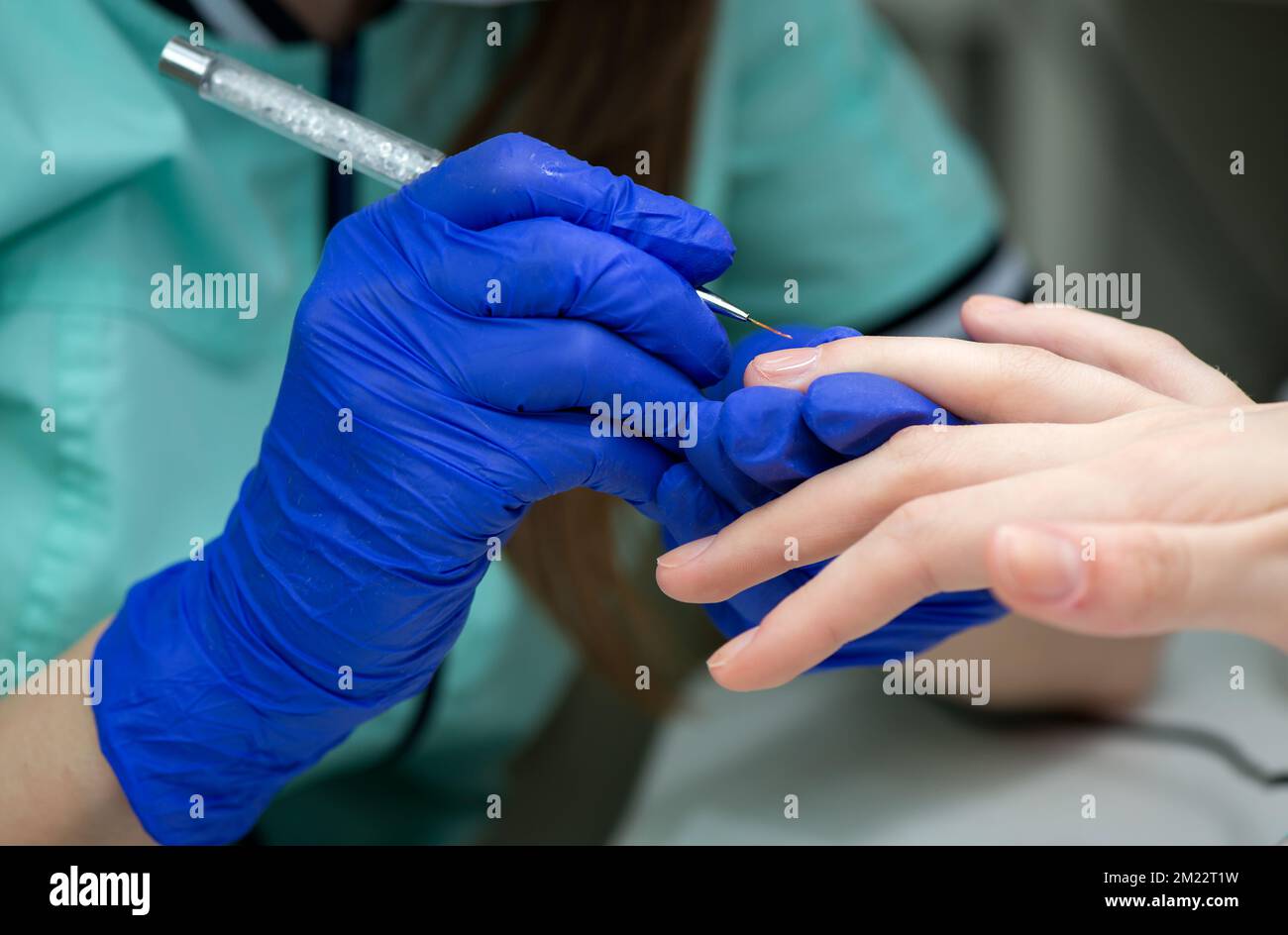 Donna mani in un salone delle unghie che riceve una manicure classica - smalto per unghie. Cura delle unghie. Procedure di manicure e pedicure e SPA. Primo piano, selettivo fo Foto Stock