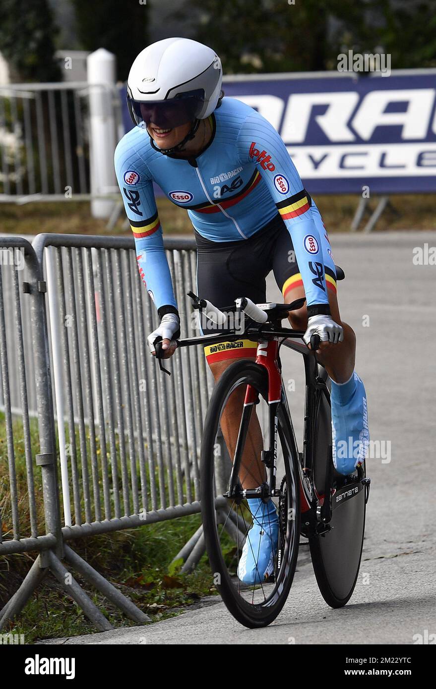 La junior brenda Goessens belga ha mostrato in azione durante la gara di cronometro femminile di 12,7 km ai campionati europei di ciclismo su strada a Plumelec, Francia, mercoledì 14 settembre 2016. FOTO DI BELGA ERIC LALMAND Foto Stock