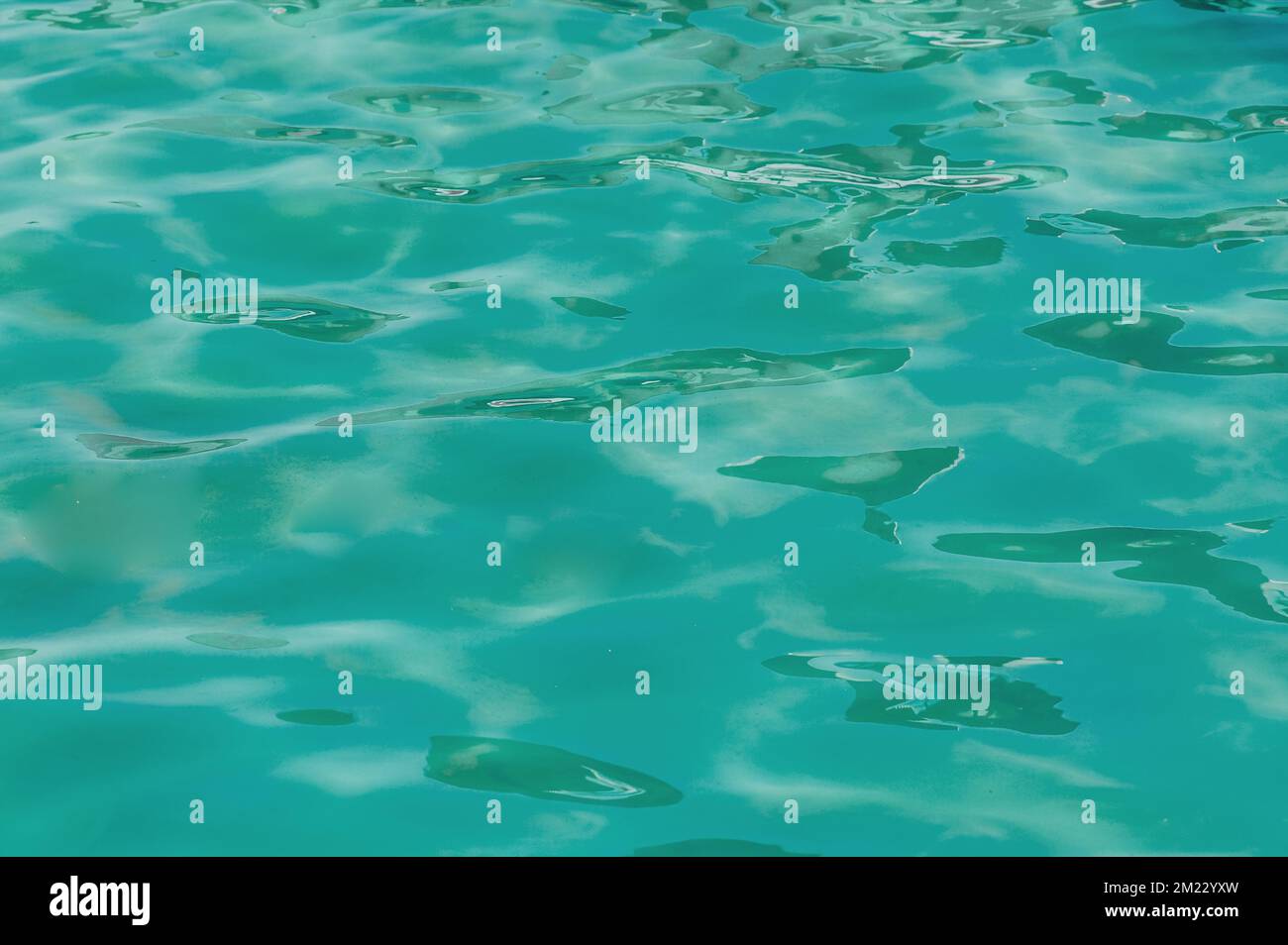 Acque azzurre o acquamarine della piscina o dell'oceano con una sfumatura verde dello sfondo astratto della superficie. Foto Stock
