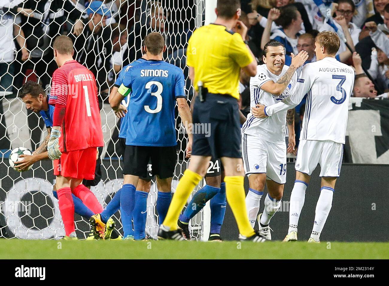 I giocatori di Kobenhavn festeggiano durante una partita di calcio tra il club danese F.C. Kobenhavn e la squadra belga Club Brugge KV a Copenaghen, Danimarca, martedì 27 settembre 2016, seconda partita nella fase di gruppo del concorso UEFA Champions League, nel gruppo G. BELGA FOTO BRUNO FAHY Foto Stock