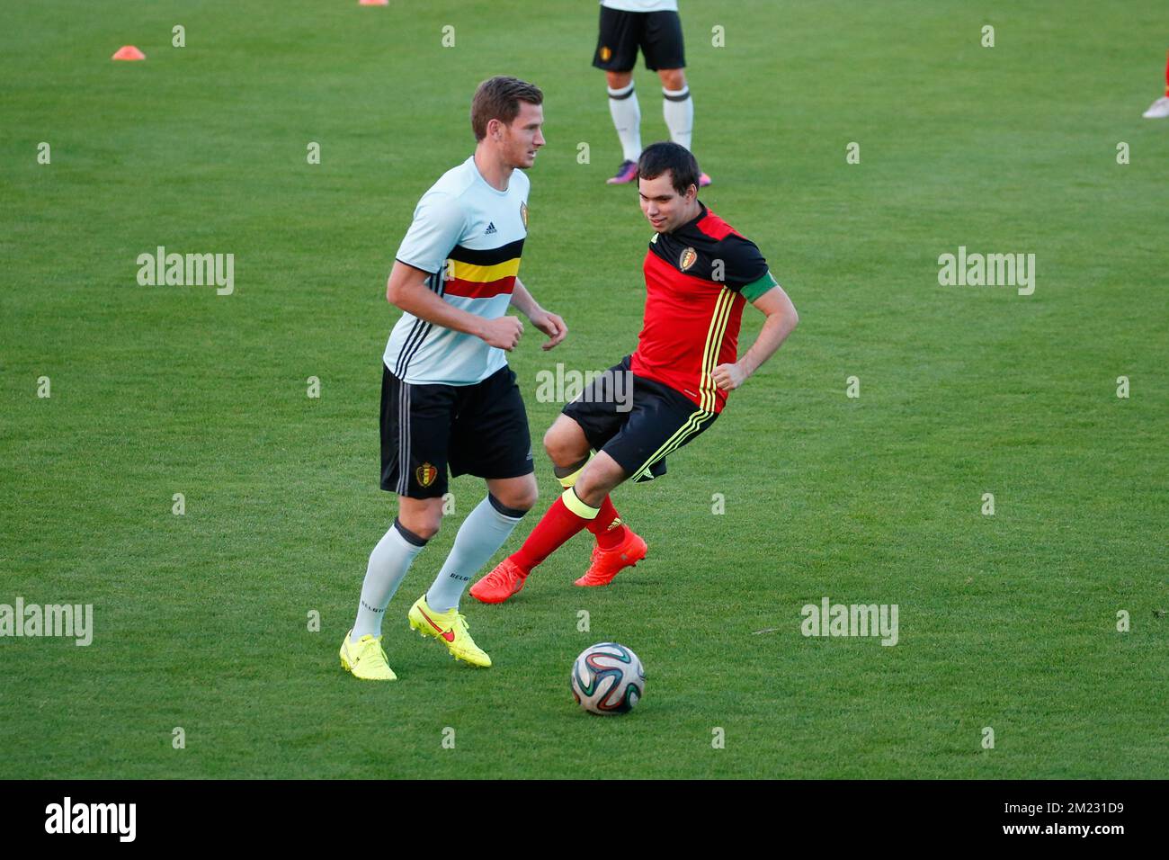 Jan Vertonghen, in Belgio, ha illustrato nel corso di una partita di Play Unified tra i Red Devils e alcuni giocatori con disabilità intellettuali, dopo una formazione della nazionale belga di calcio Red Devils, lunedì 03 ottobre 2016 a Tubize. La squadra giocherà una amichevole partita contro la Bosnia-Erzegovina, e una Coppa del mondo di qualificazione 2018 contro Gibilterra. FOTO DI BELGA BRUNO FAHY Foto Stock