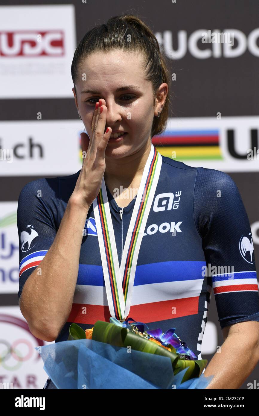 Juliette Labous francese ha mostrato sul podio dopo il cronometro femminile in occasione dei Mondiali di Ciclismo UCI 2016 a Doha, in Qatar, lunedì 10 ottobre 2016. FOTO DI BELGA YORICK JANSENS Foto Stock