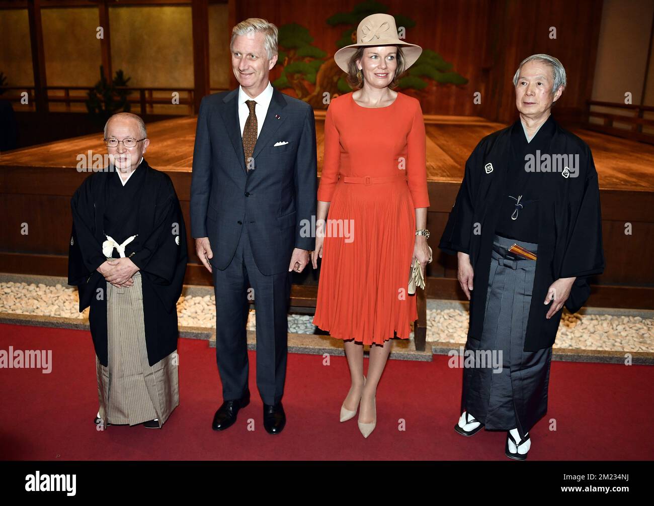 Gentaro Mishima, batterista di Noh Taiko, re Philippe - Filip del Belgio, regina Mathilde del Belgio e Bunzo Otsuki, Noh Performer ha raffigurato durante un incontro con tesori nazionali viventi, il quinto giorno di una visita di Stato in Giappone dei reali belgi, venerdì 14 ottobre 2016, a Osaka, Giappone. FOTO DI BELGA ERIC LALMAND Foto Stock