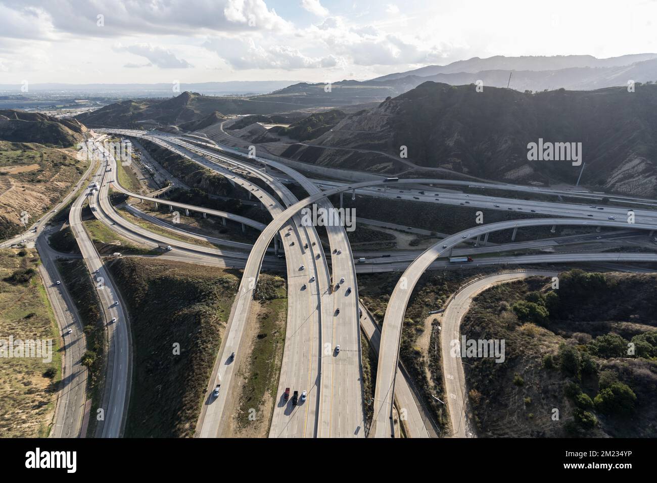 Vista aerea del Golden state 5 e dei ponti di interscambio della superstrada Antelope Valley 14 vicino a Newhall nella contea di Los Angeles, California. Foto Stock