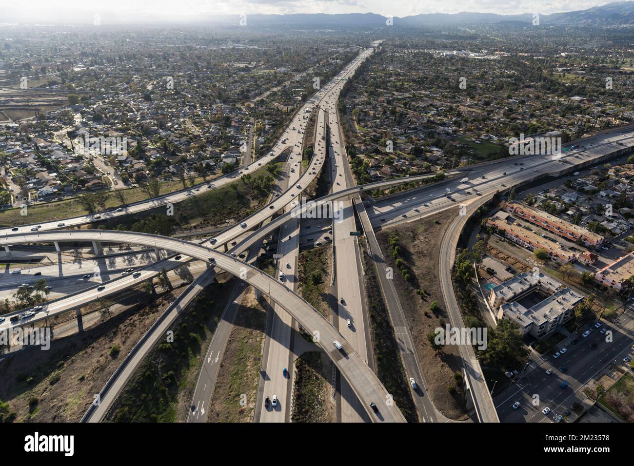 Veduta aerea dello svincolo autostradale 5 e 118 nell'area della San Fernando Valley di Los Angeles California. Foto Stock