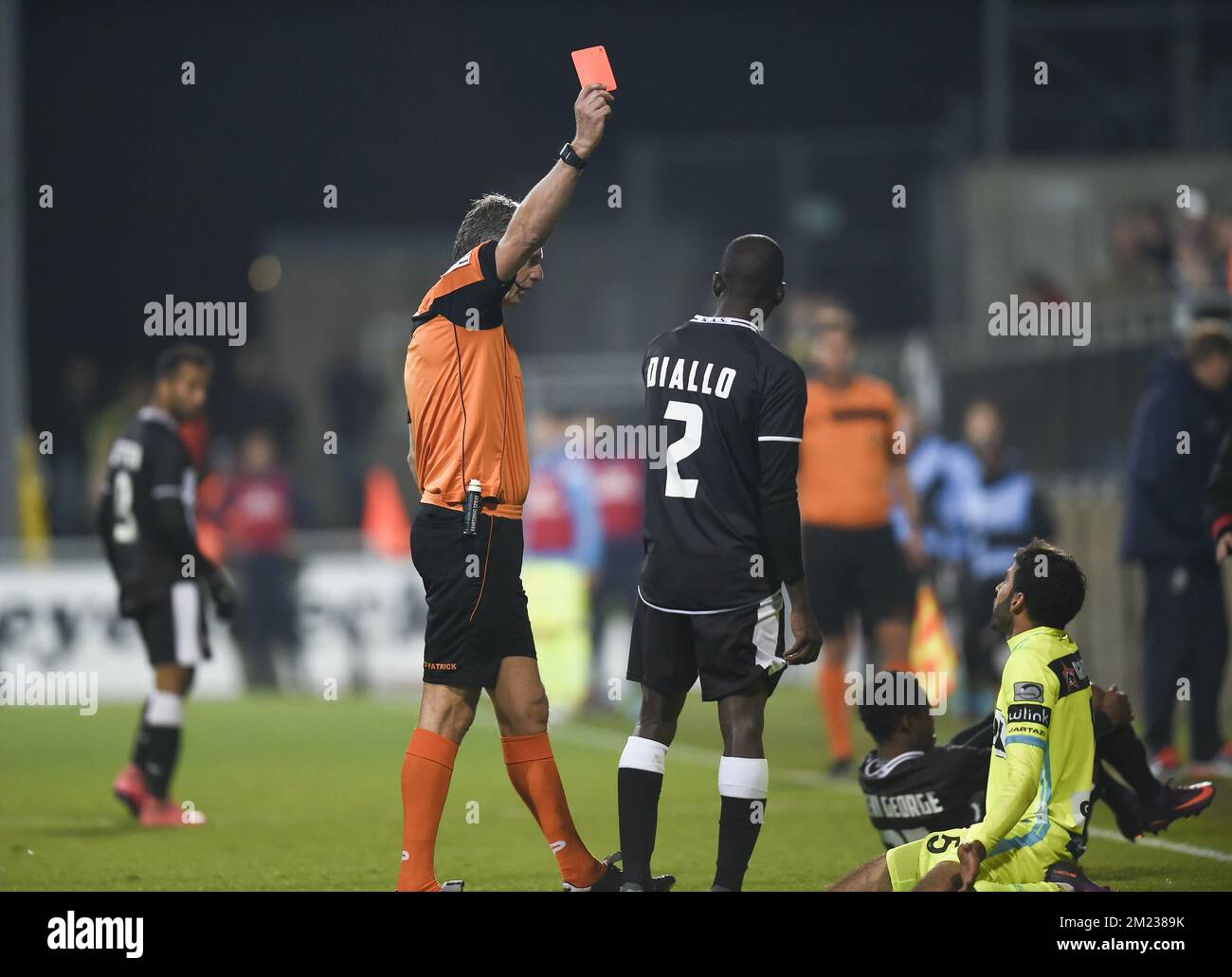 Ofir Davidzada (R) di Gent riceve un cartellino rosso dall'arbitro Luc Wouters durante la partita di Jupiler Pro League tra KAS Eupen e KAA Gent, a Eupen, domenica 23 ottobre 2016, l'undicesimo giorno del campionato di calcio belga. FOTO DI BELGA JOHN THYS Foto Stock