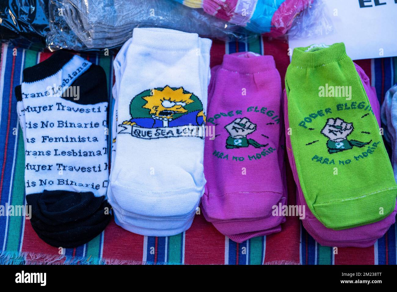 Le calze con note per scegliere di non morire Legalizzando l'aborto in Argentina: Movimenti sociali e coalizioni multi-partito. Foto Stock