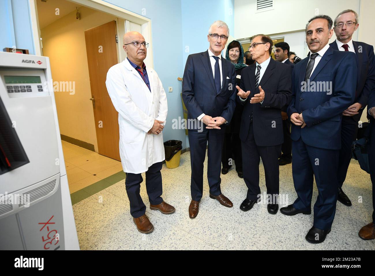 Il Ministro-Presidente fiammingo Geert Bourgeois e il Rappresentante dell’Agfa Gevaert Iran, Ahmad Nouri, hanno fatto la foto durante il primo giorno di una missione economica fiamminga in Iran, domenica 30 ottobre 2016 a Teheran, in Iran. FOTO DI BELGA YORICK JANSENS Foto Stock