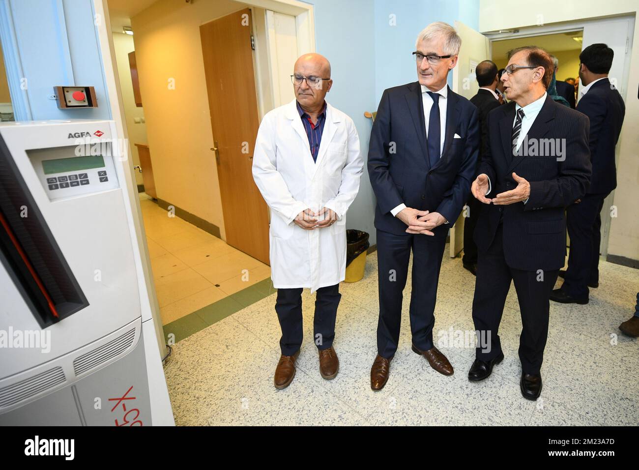 Il Ministro-Presidente fiammingo Geert Bourgeois e il Rappresentante dell’Agfa Gevaert Iran, Ahmad Nouri, hanno fatto la foto durante il primo giorno di una missione economica fiamminga in Iran, domenica 30 ottobre 2016 a Teheran, in Iran. FOTO DI BELGA YORICK JANSENS Foto Stock