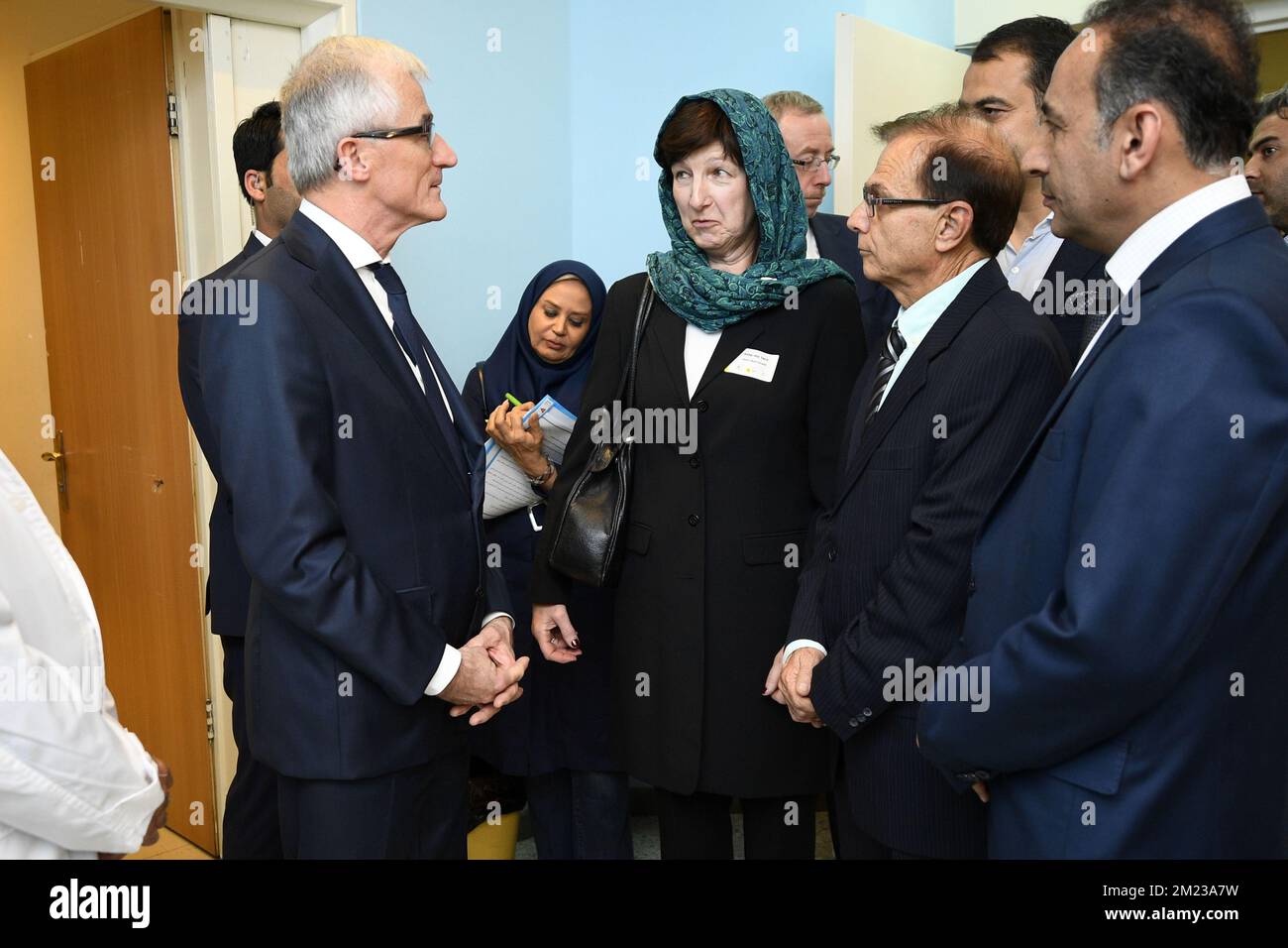 Il Ministro-Presidente fiammingo Geert Bourgeois, il responsabile del marketing e dei prodotti di Agfa Healthcare Anne-mie Tack e il Rappresentante di Agfa Gevaert Iran Ahmad Nouri hanno illustrato il primo giorno di una missione economica fiamminga in Iran, domenica 30 ottobre 2016 a Teheran, in Iran. FOTO DI BELGA YORICK JANSENS Foto Stock