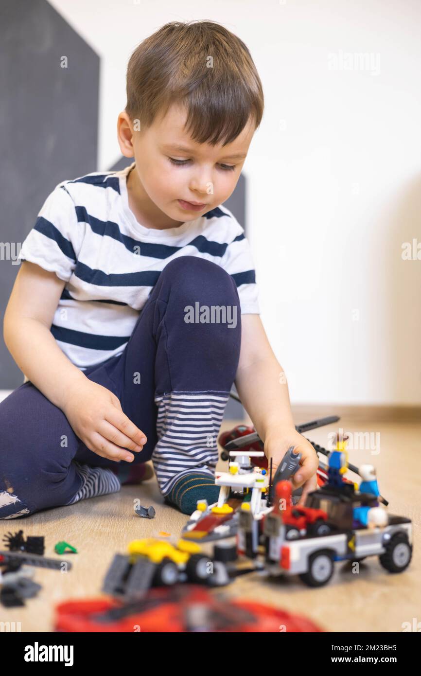 Bambini che costruiscono lego immagini e fotografie stock ad alta  risoluzione - Alamy