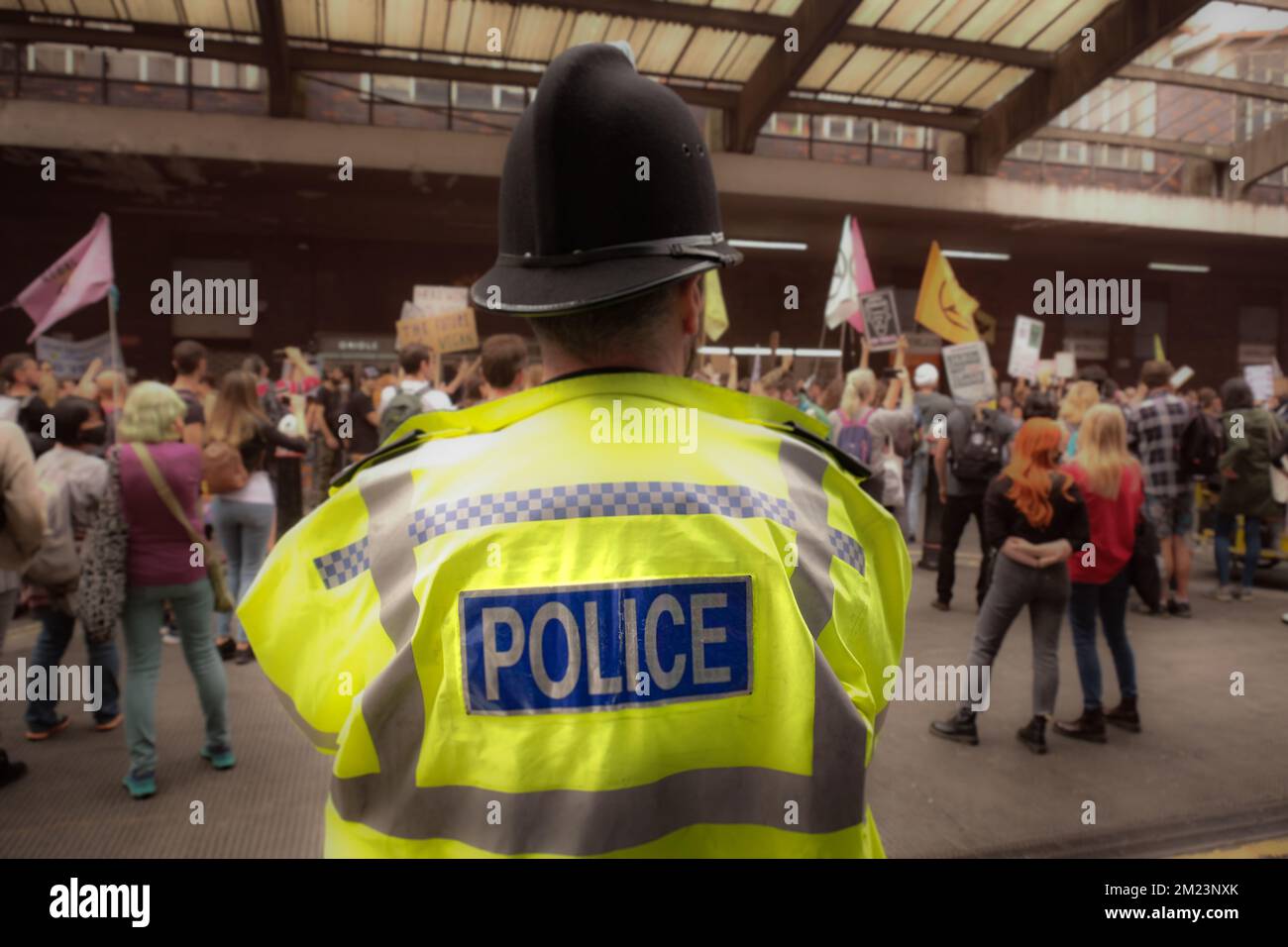 Poliziotto britannico che poliziotto una protesta a Londra Foto Stock