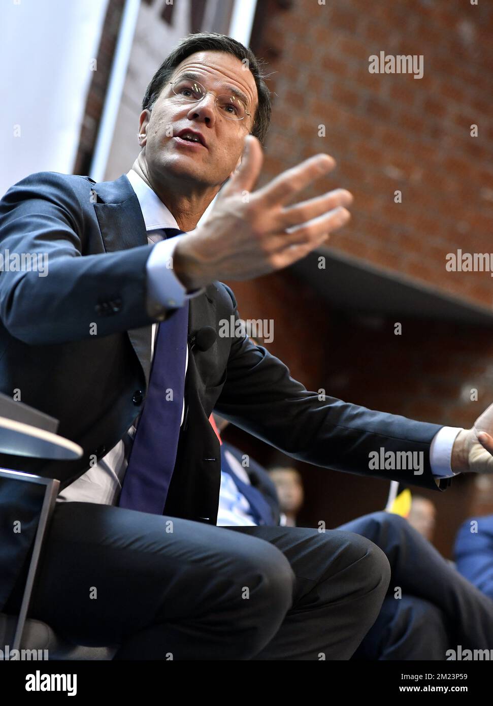 Il primo ministro olandese Mark Rutte ha fatto una foto durante una visita alla facoltà dell'I.N.S.A.T. il secondo giorno della visita del Benelux PM, martedì 06 dicembre 2016, a Tunisi, in Tunisia. FOTO DI BELGA ERIC LALMAND Foto Stock