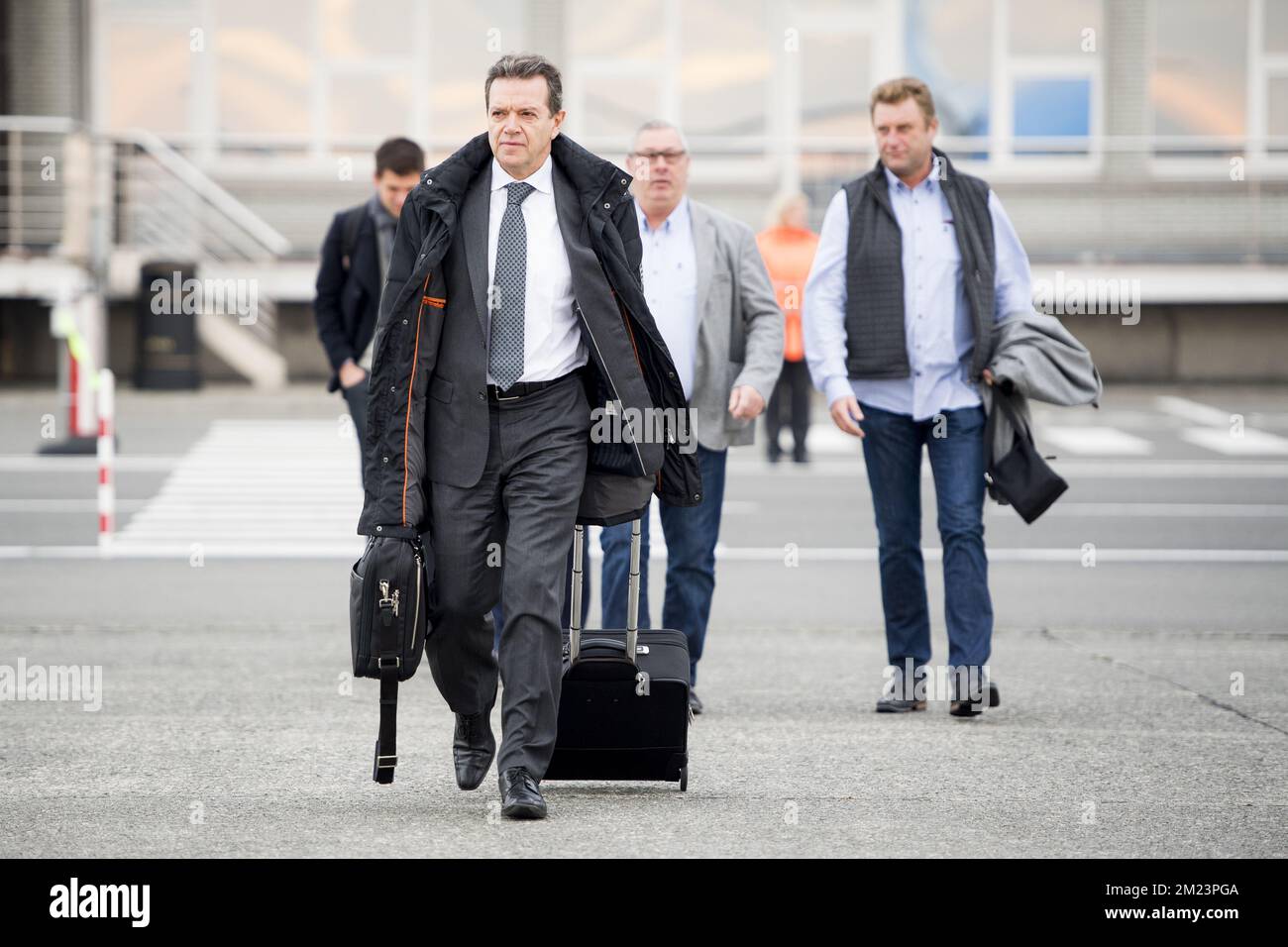 Michel Louwagie, manager di Gent, ha illustrato durante la partenza della prima squadra di calcio belga KAA Gent per Konya in Turchia, mercoledì 07 dicembre 2016, all'aeroporto di Oostende. Domani Gent giocherà la sesta e ultima partita della fase di gruppo del concorso Europa League contro il club calcistico turco Konyaspor, nel gruppo H. BELGA FOTO JASPER JACOBS Foto Stock