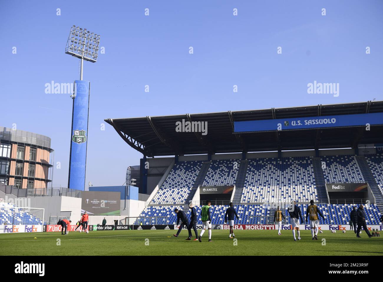 L'immagine mostra lo stadio Mapei prima di una partita di calcio tra il Club Italiano degli Stati Uniti Sassuolo Calcio e il team belga KRC Genk a Parma, Italia, venerdì 09 dicembre 2016, sesta ed ultima partita della tappa di gruppo della competizione Europa League, nel Gruppo F. la partita era in programma per ieri, ma è stata rinviata a causa della nebbia fitta. FOTO DI BELGA YORICK JANSENS Foto Stock