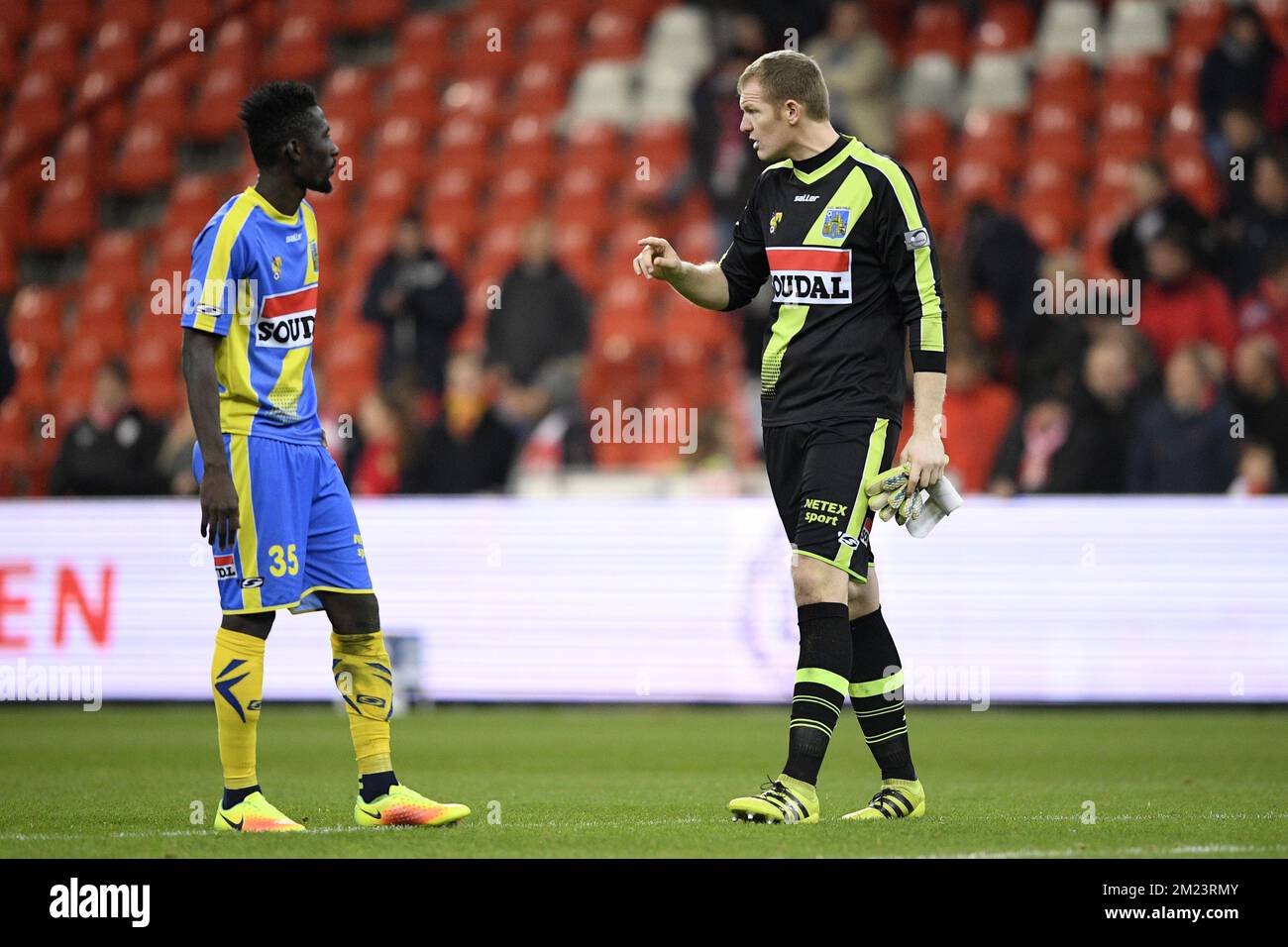 Silente Ganvoula di Westerlo e Kristof Van Hout, portiere di Westerlo, sono stati raffigurati dopo la partita di Jupiler Pro League tra Standard de Liege e Westerlo, domenica 11 dicembre 2016, il diciottesimo giorno del campionato di calcio belga. FOTO DI BELGA YORICK JANSENS Foto Stock