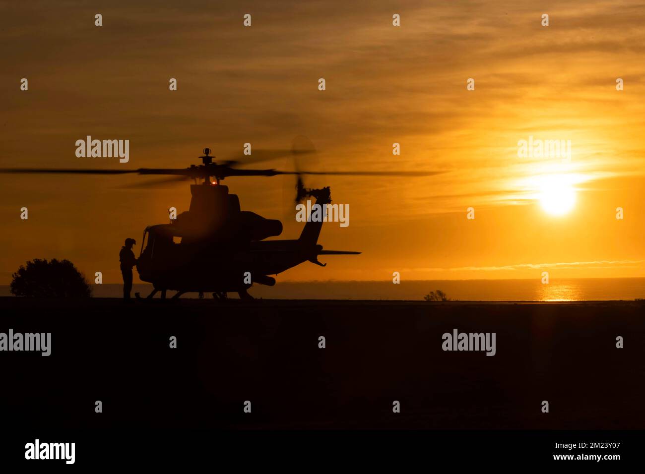 Camp Pendleton, California, Stati Uniti. 3rd Dec, 2022. NEGLI STATI UNITI Marine Corps UH-1Y pilota di Venom con Marine Light Attack Helicopter Squadron 169, Marine Aircraft Group 39, 3rd Marine Aircraft Wing (MAW), si prepara a decollare da un punto di armamento e rifornimento durante l'esercitazione Steel Knight 23 a Red Beach, Camp Pendleton, California, dicembre. 3, 2022. Exercise Steel Knight 23 fornisce a 3rd MAW l'opportunità di perfezionare la lotta di livello Wing a sostegno della i Marine Expeditionary Force e la manovra della flotta. Credito: USA Marines/ZUMA Press Wire Service/ZUMAPRESS.com/Alamy Notizie dal vivo Foto Stock