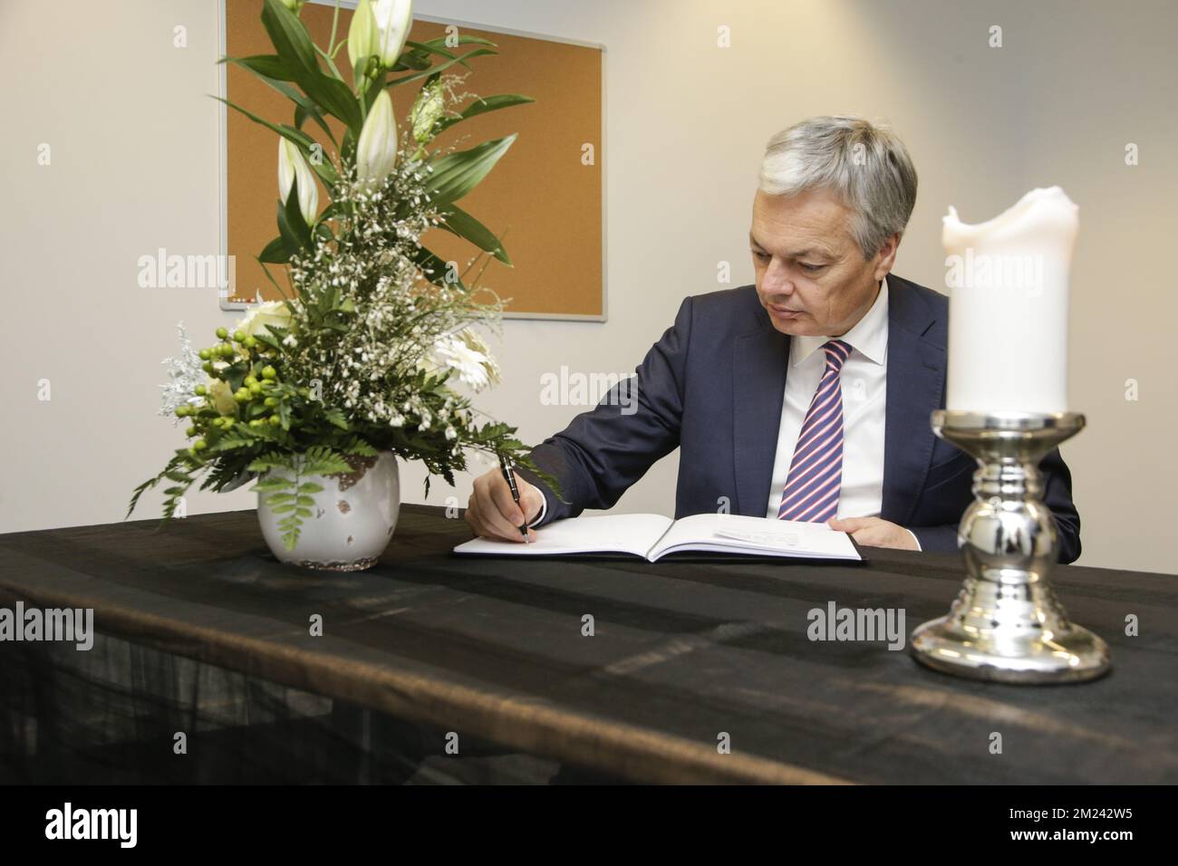 Il vice primo ministro e ministro degli Esteri Didier Reynders firma un libro di condoglianze per le vittime dell'attacco di Berlino ai camion, presso l'ambasciata tedesca, a Bruxelles, giovedì 22 dicembre 2016. Lunedì scorso un camion si è schiantato in un mercatino di Natale a Berlino, rendendo dodici morti e quasi 50 feriti. FOTO DI BELGA THIERRY ROGE Foto Stock