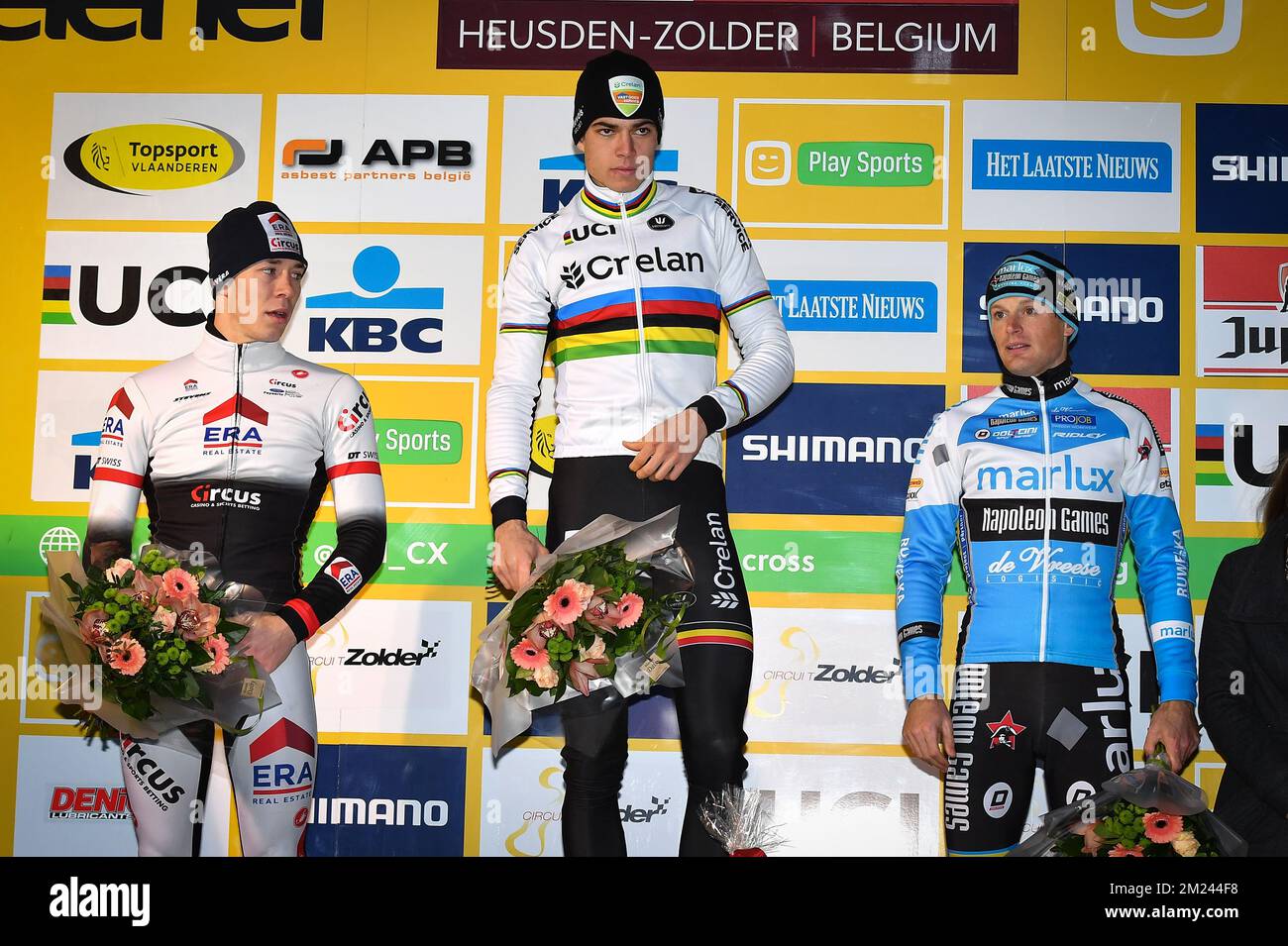 Il belga Laurens Sweeck, campione del mondo belga Wout Van Aert e il belga Kevin Pauwels festeggiano sul podio dopo la sesta tappa nella Coppa del mondo di ciclocross, lunedì 26 dicembre 2016 a Heusden-Zolder, in Belgio. FOTO DI BELGA DAVID STOCKMAN Foto Stock