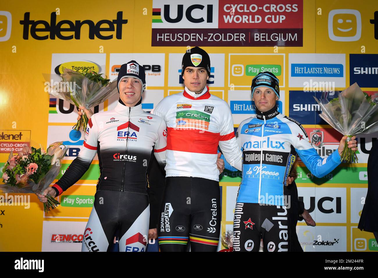 Il belga Laurens Sweeck, campione del mondo belga Wout Van Aert e il belga Kevin Pauwels festeggiano sul podio dopo la sesta tappa nella Coppa del mondo di ciclocross, lunedì 26 dicembre 2016 a Heusden-Zolder, in Belgio. FOTO DI BELGA DAVID STOCKMAN Foto Stock