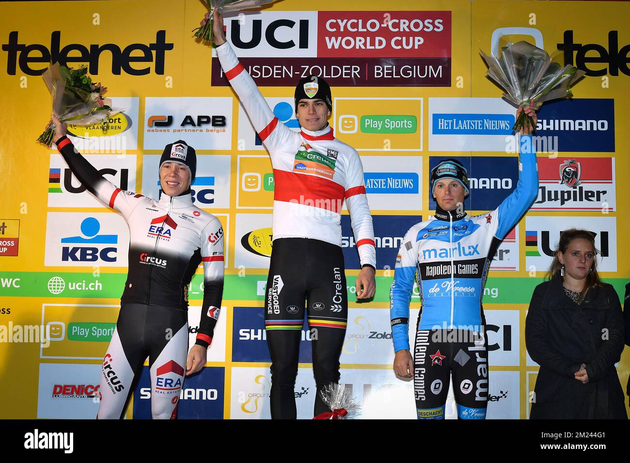 Il belga Laurens Sweeck, campione del mondo belga Wout Van Aert e il belga Kevin Pauwels festeggiano sul podio dopo la sesta tappa nella Coppa del mondo di ciclocross, lunedì 26 dicembre 2016 a Heusden-Zolder, in Belgio. FOTO DI BELGA DAVID STOCKMAN Foto Stock