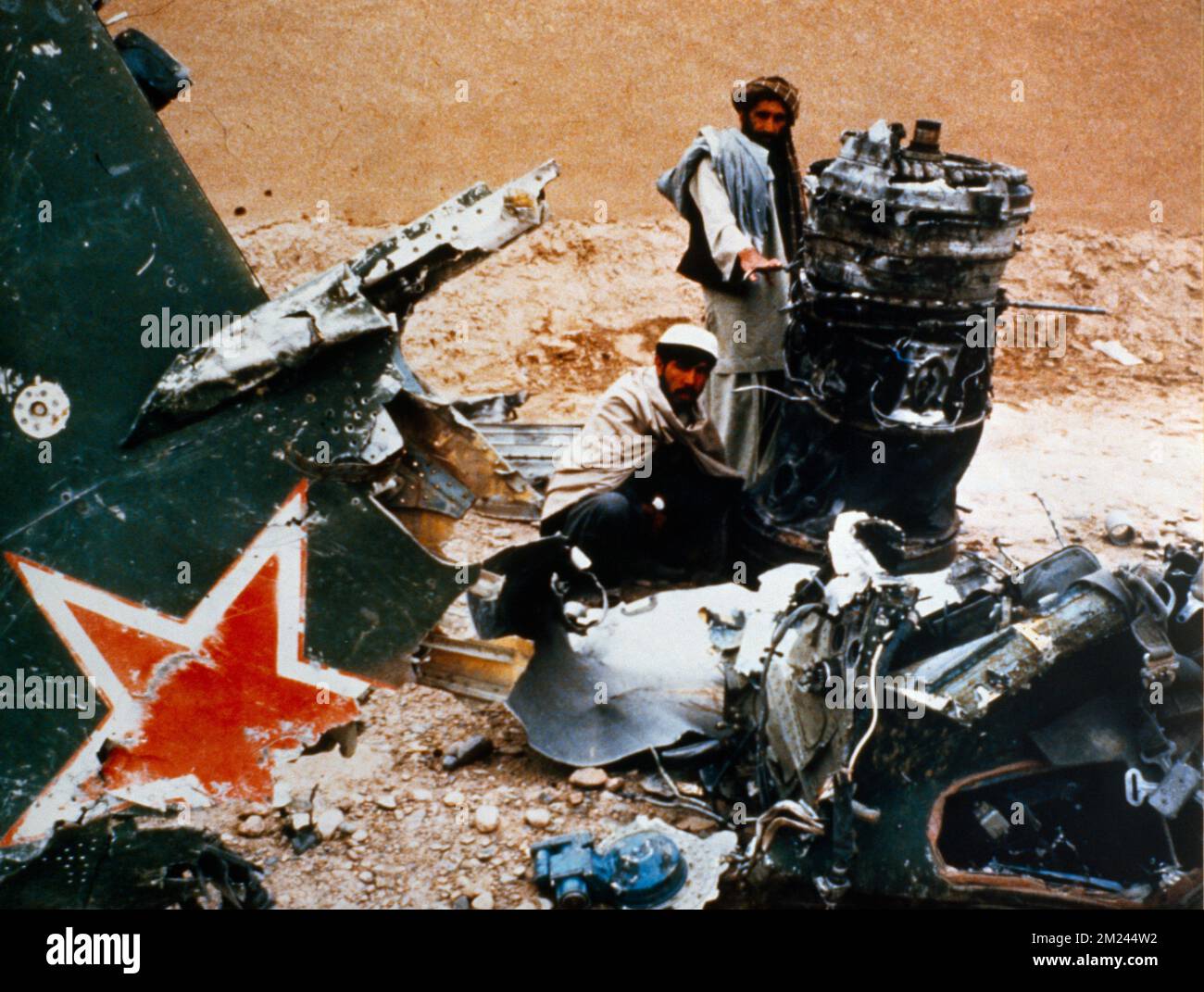 Afghanistan Mujahid i ribelli afghani esaminano i relitti dell'elicottero sovietico Guerra sovietica-afghana 1978-1992 Foto Stock