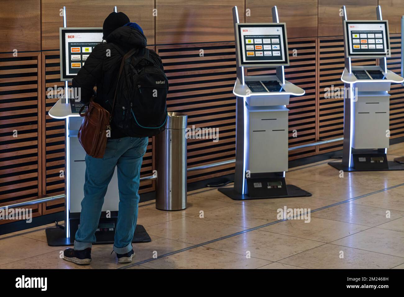 BERLINO, GERMANIA - 12 DICEMBRE 2022: Check-in automatico presso l'aeroporto BER. Innovazione al servizio delle persone, automazione e riduzione del personale. Foto Stock