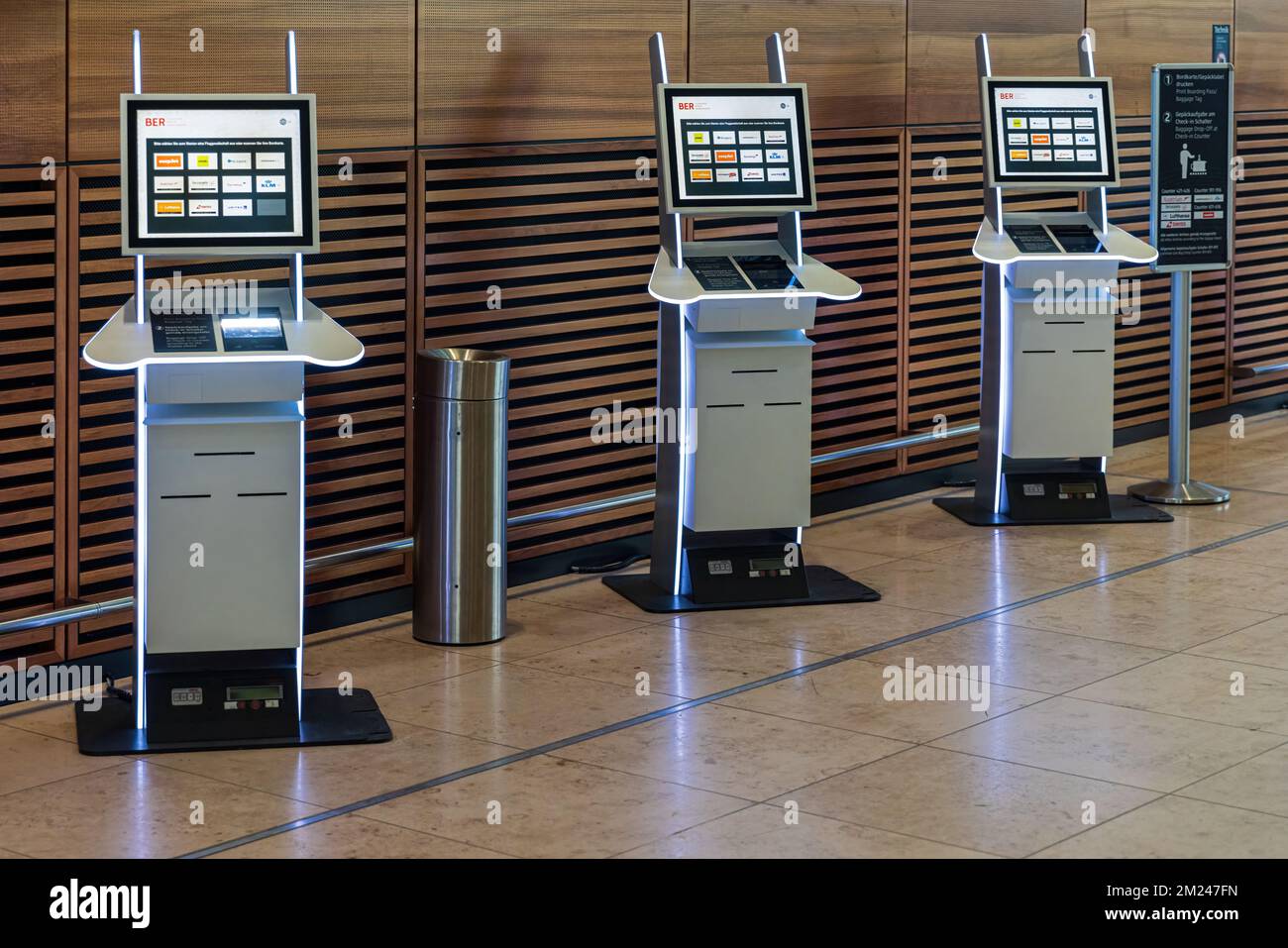 BERLINO, GERMANIA - 12 DICEMBRE 2022: Check-in automatico presso l'aeroporto BER. Innovazione al servizio delle persone, automazione e riduzione del personale. Foto Stock