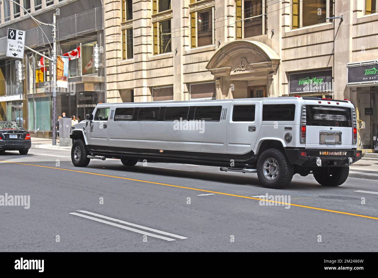 Limousine di lusso Hummer H2 nella strada della città Foto Stock