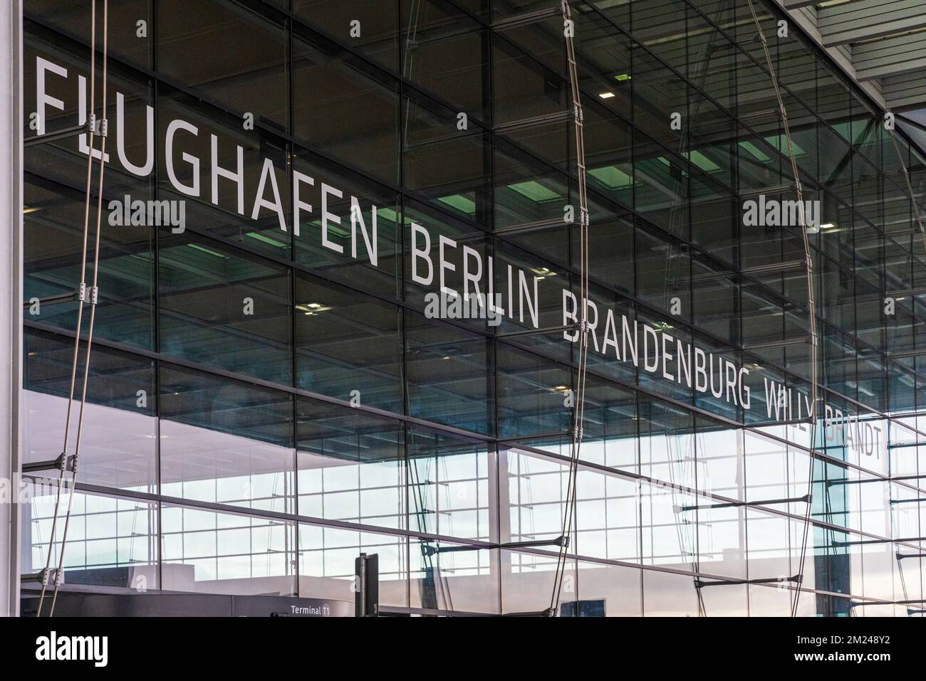 BERLINO, GERMANIA - 12 DICEMBRE 2022: Esterno del Terminal 1 dell'Aeroporto Internazionale di Berlino Brandeburgo BER, o Flughafen Berlin Brandenburg Willy Foto Stock