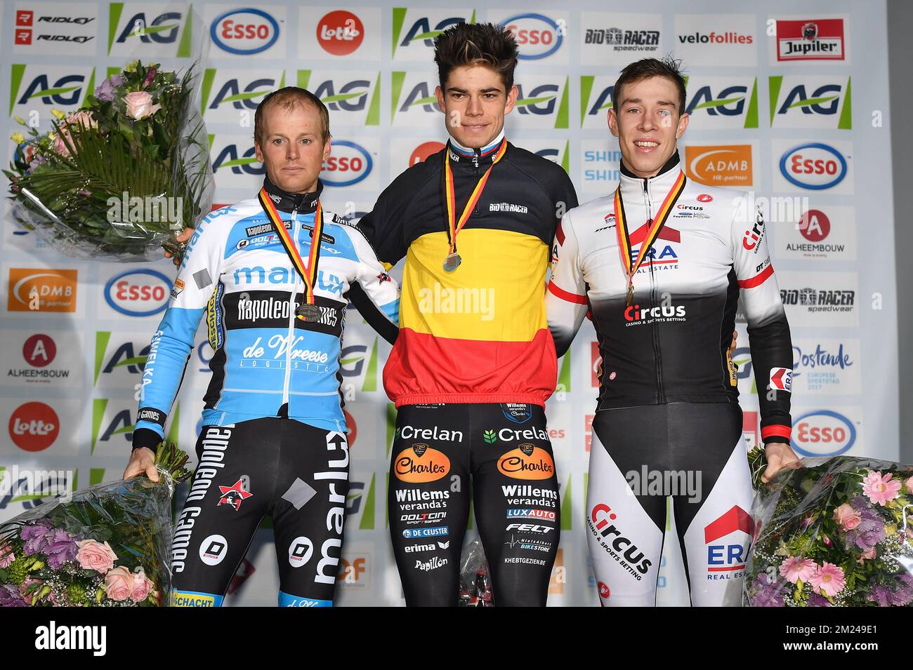 Il belga Kevin Pauwels, il campione del mondo belga Wout Van Aert e il belga Laurens Sweeck festeggiano sul podio dopo la gara delle élite ai campionati nazionali belgi di ciclismo ciclistico, domenica 08 gennaio 2017 a Oostende. FOTO DI BELGA DAVID STOCKMAN Foto Stock