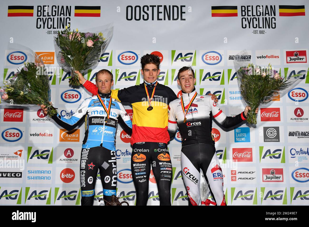 Il belga Kevin Pauwels, il campione del mondo belga Wout Van Aert e il belga Laurens Sweeck festeggiano sul podio dopo la gara delle élite ai campionati nazionali belgi di ciclismo ciclistico, domenica 08 gennaio 2017 a Oostende. FOTO DI BELGA DAVID STOCKMAN Foto Stock