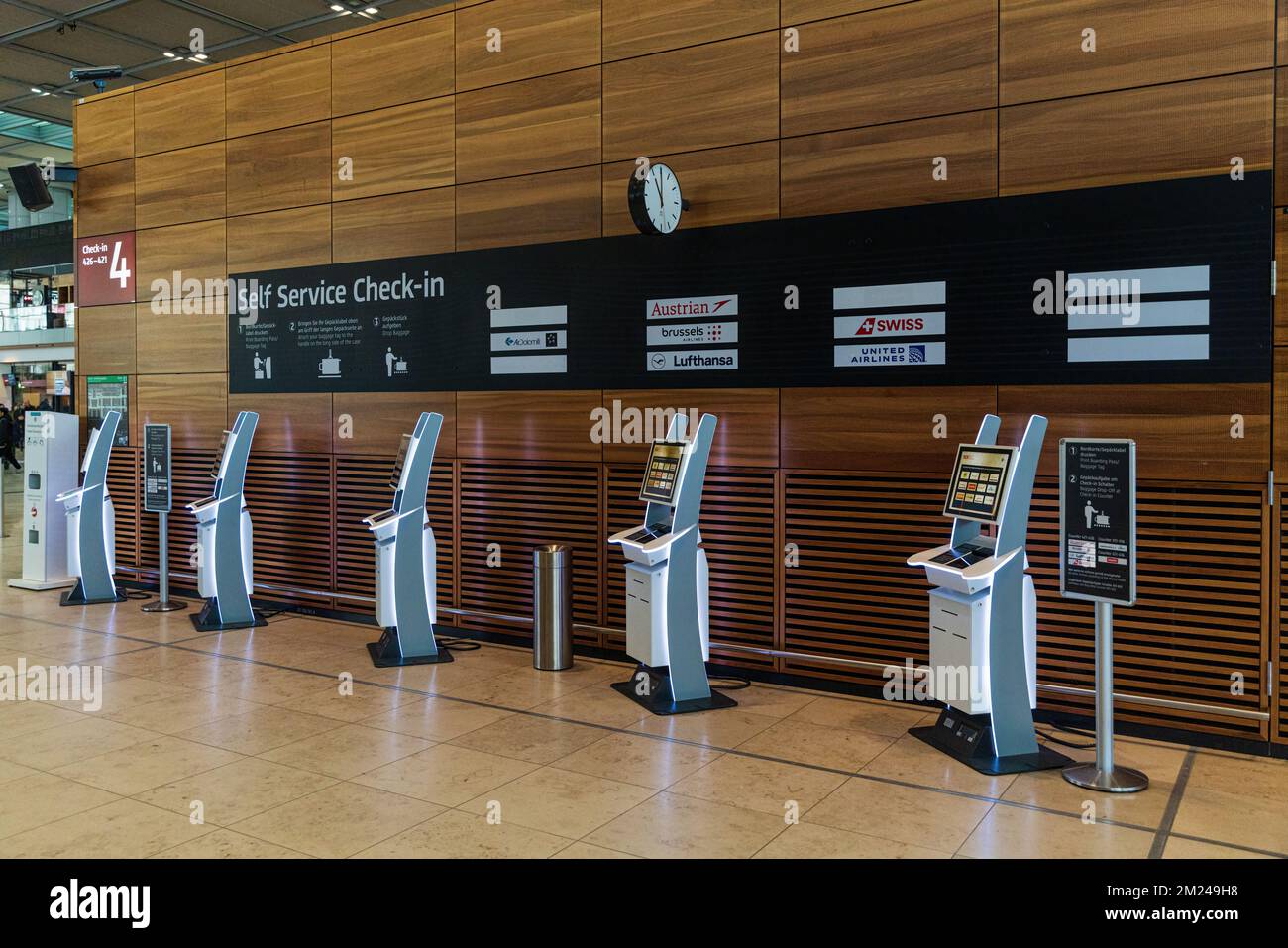 BERLINO, GERMANIA - 12 DICEMBRE 2022: Check-in automatico presso l'aeroporto BER. Innovazione al servizio delle persone, automazione e riduzione del personale. Foto Stock