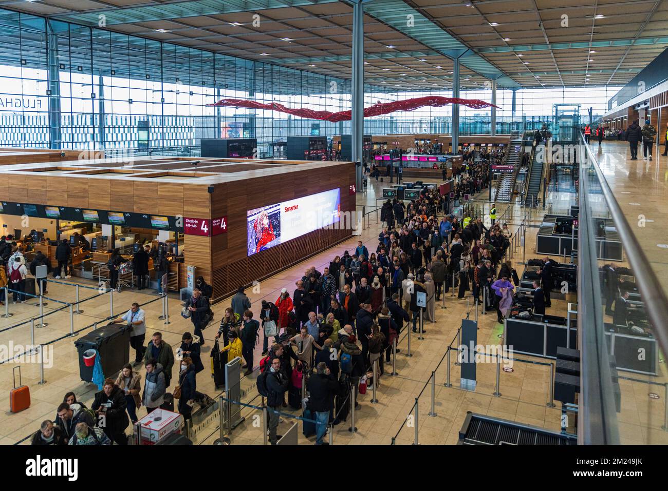 BERLINO, GERMANIA - 12 DICEMBRE 2022: Creazione di lunghe code al controllo di sicurezza dell'aeroporto internazionale di Berlino-Brandeburgo. BER Airport ancora Foto Stock