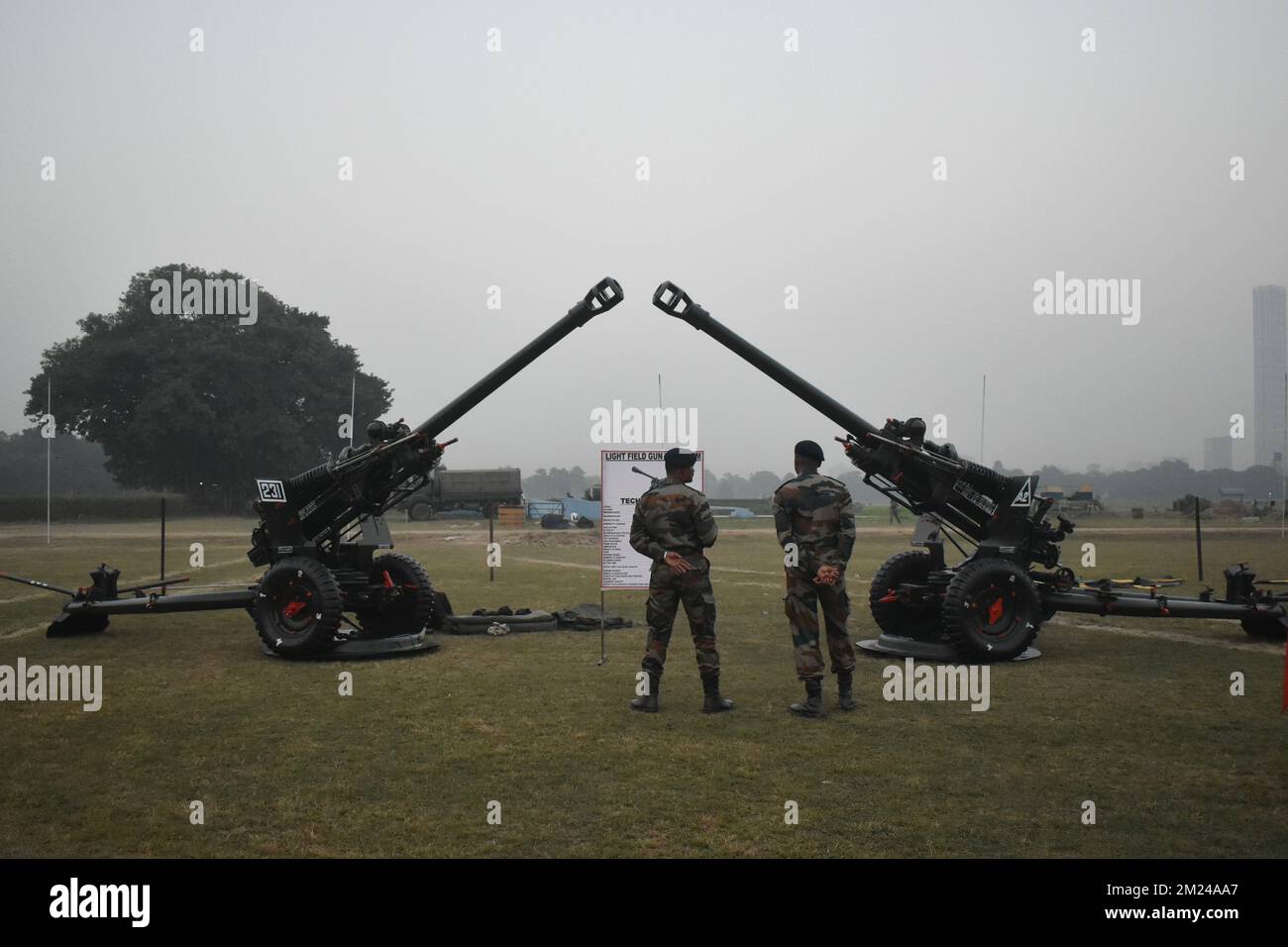 Kolkata, Bengala Occidentale, India. 13th Dec, 2022. I soldati indiani stanno in piedi davanti ad un'arma che viene esposta per la gente in vista della celebrazione di ''Vijay Diwas'', una cerimonia per celebrare la liberazione del Bangladesh da parte delle forze armate indiane il 16 dicembre 1971, a Kolkata. (Credit Image: © Sudipta Das/Pacific Press via ZUMA Press Wire) Foto Stock