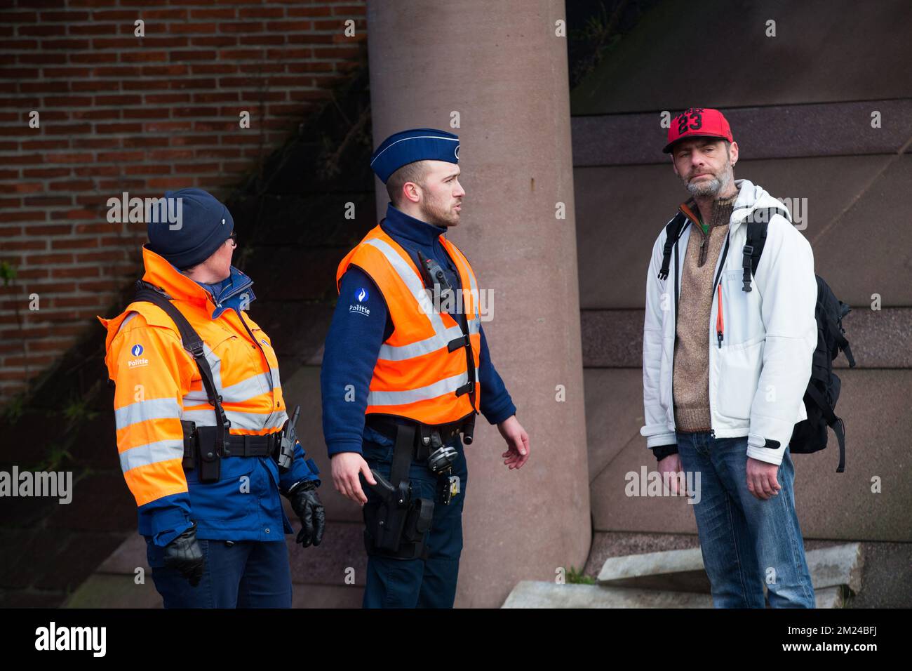 L'immagine mostra il sito dove una bomba aerea sarà smantellata, martedì 10 gennaio 2017, a Kortrijk. La bomba aerea contiene 150 chilo di TNT ed è stata scoperta ieri durante i lavori di scavo. Case e imprese in un perimetro di 100 metri sono evacuati. BELGA FOTO KURT DESPLENTER Foto Stock