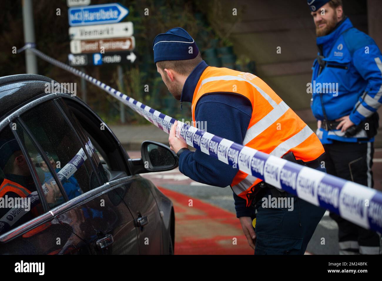 L'immagine mostra il sito dove una bomba aerea sarà smantellata, martedì 10 gennaio 2017, a Kortrijk. La bomba aerea contiene 150 chilo di TNT ed è stata scoperta ieri durante i lavori di scavo. Case e imprese in un perimetro di 100 metri sono evacuati. BELGA FOTO KURT DESPLENTER Foto Stock