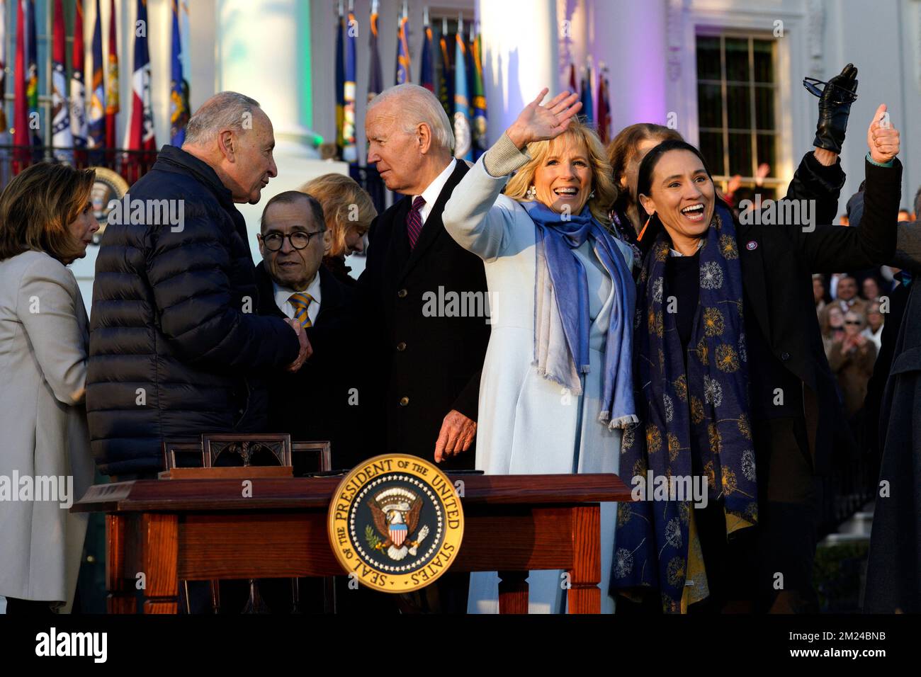 STATI UNITI La prima signora Jill Biden e il Rep. Sharice Davids (D-KS) si è accesa alla folla dopo che il presidente Joe Biden ha firmato il rispetto per il matrimonio Acton durante una cerimonia sul prato sud della Casa Bianca a Washington il 13 dicembre 2022. Foto di Yuri Gripas/ABACAPRESS.COM Foto Stock
