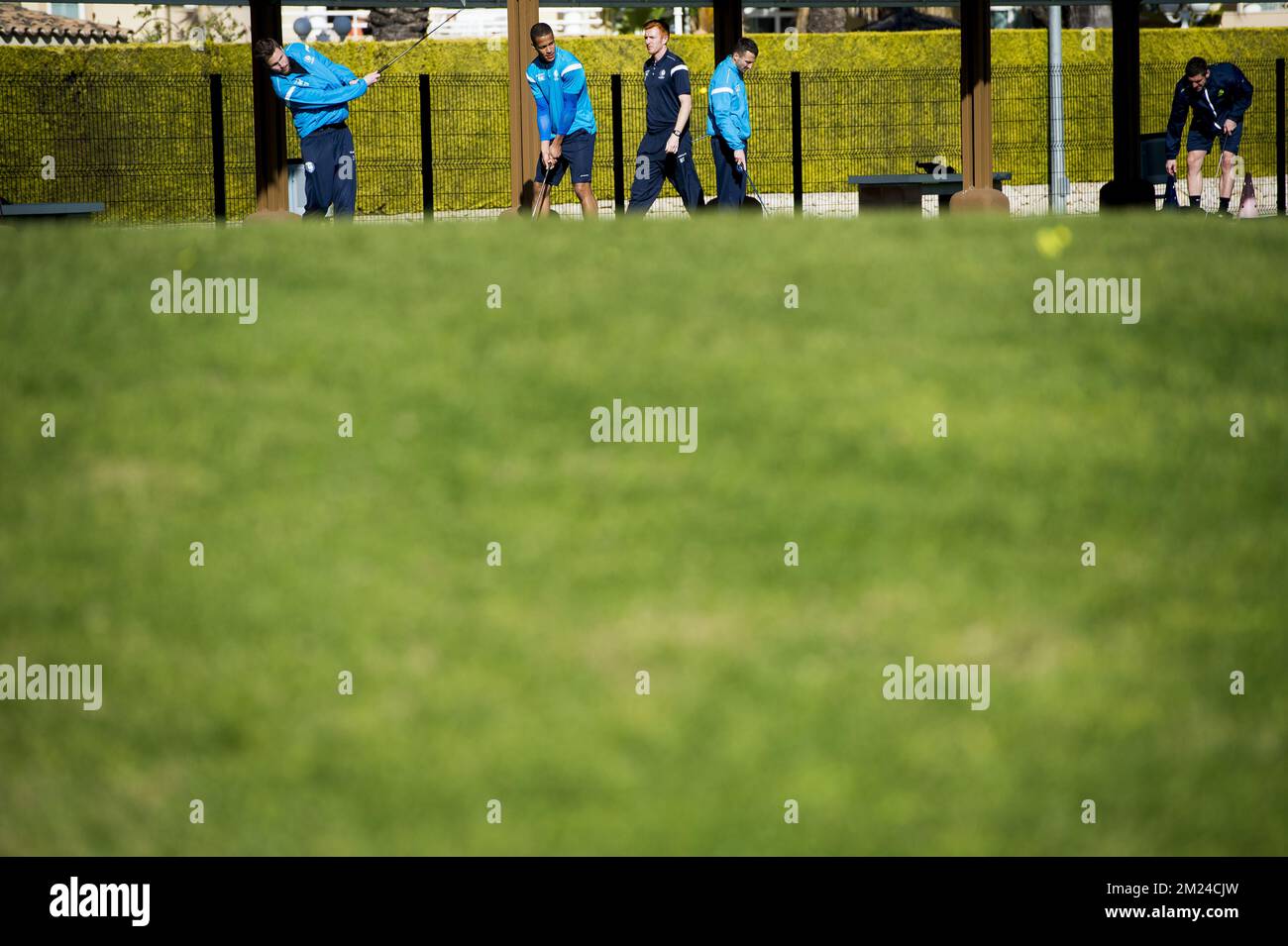 I giocatori di Gent che giocano a golf durante il settimo giorno del campo di allenamento invernale della squadra di calcio belga KAA Gent, ad Oliva, Spagna, mercoledì 11 gennaio 2017. FOTO DI BELGA JASPER JACOBS Foto Stock