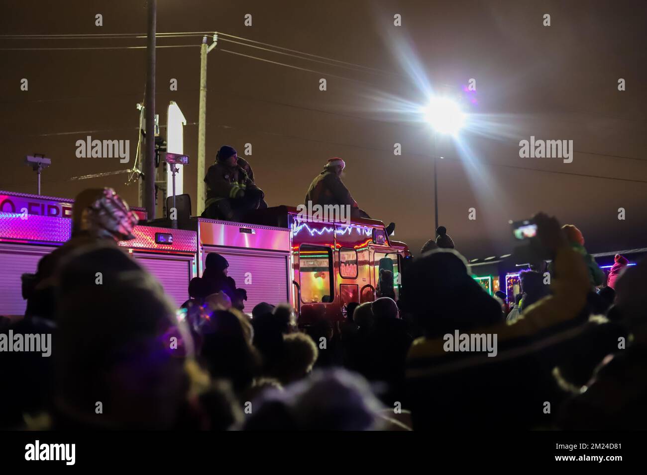 Una folla di persone e vigili del fuoco a bordo di un camion vigili del fuoco guardare l'arrivo del treno vacanza canadese Pacifico tiene un concerto benefico per varie organizzazioni benefiche Foto Stock