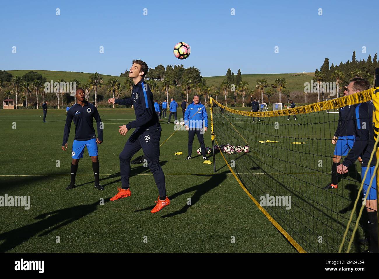 Carlos Strandberg del Club e Niels Verbrugh del Club hanno ritratto in azione durante il nono giorno del campo di allenamento invernale della squadra di calcio belga di prima divisione Club Brugge, a Sotogrande, Spagna, venerdì 13 gennaio 2017. FOTO DI BELGA BRUNO FAHY Foto Stock
