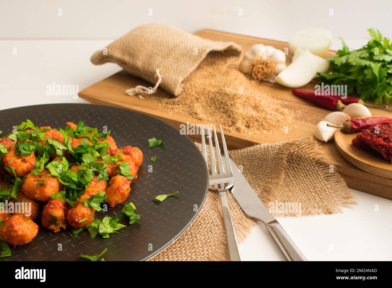 Tradizionale cibo turco "Fellah Kofte", polpette di bulgur con pomodoro in pasta e aglio. Foto Stock