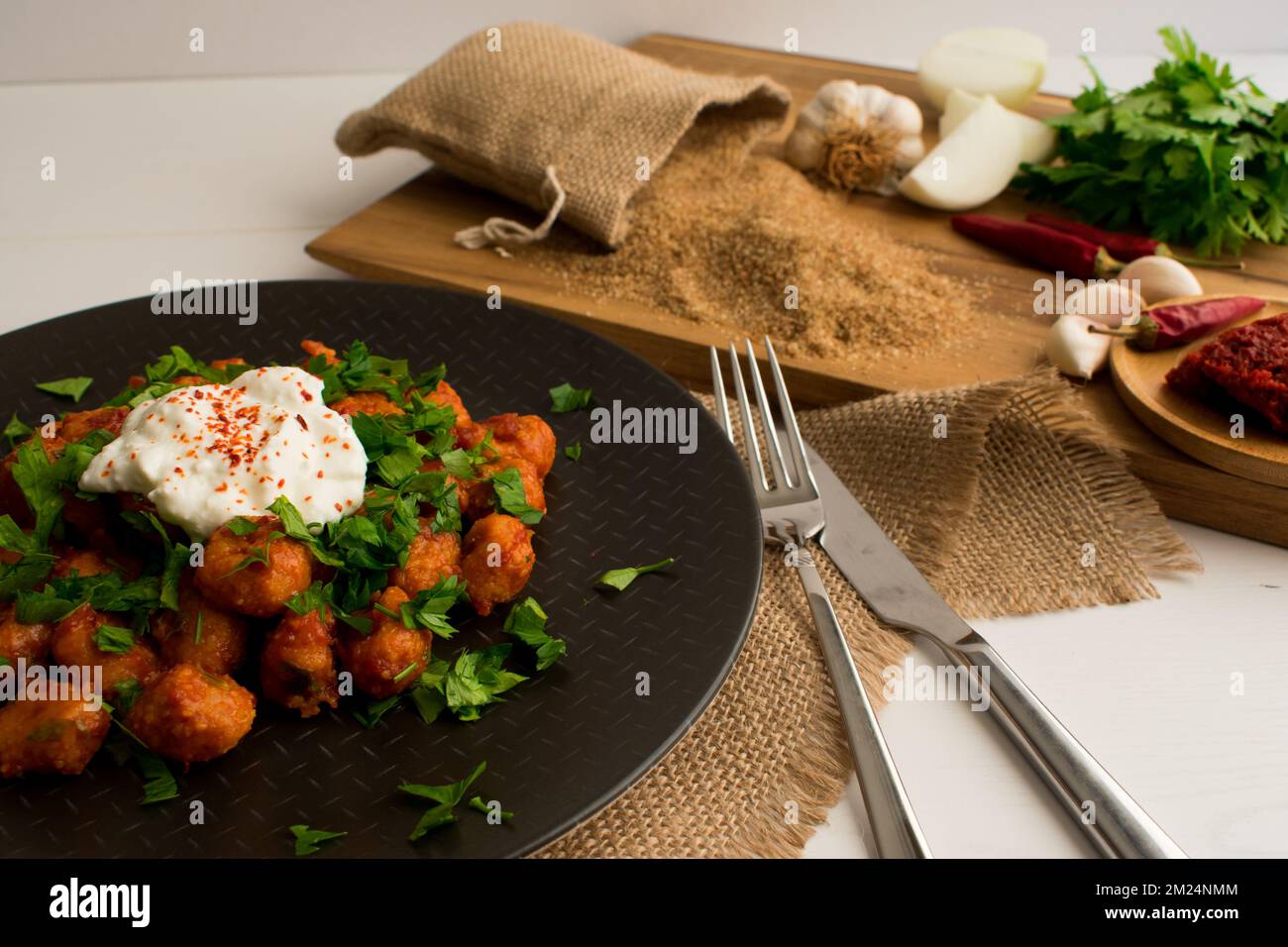 Tradizionale cibo turco "Fellah Kofte", polpette di bulgur con pomodoro in pasta e aglio. Foto Stock