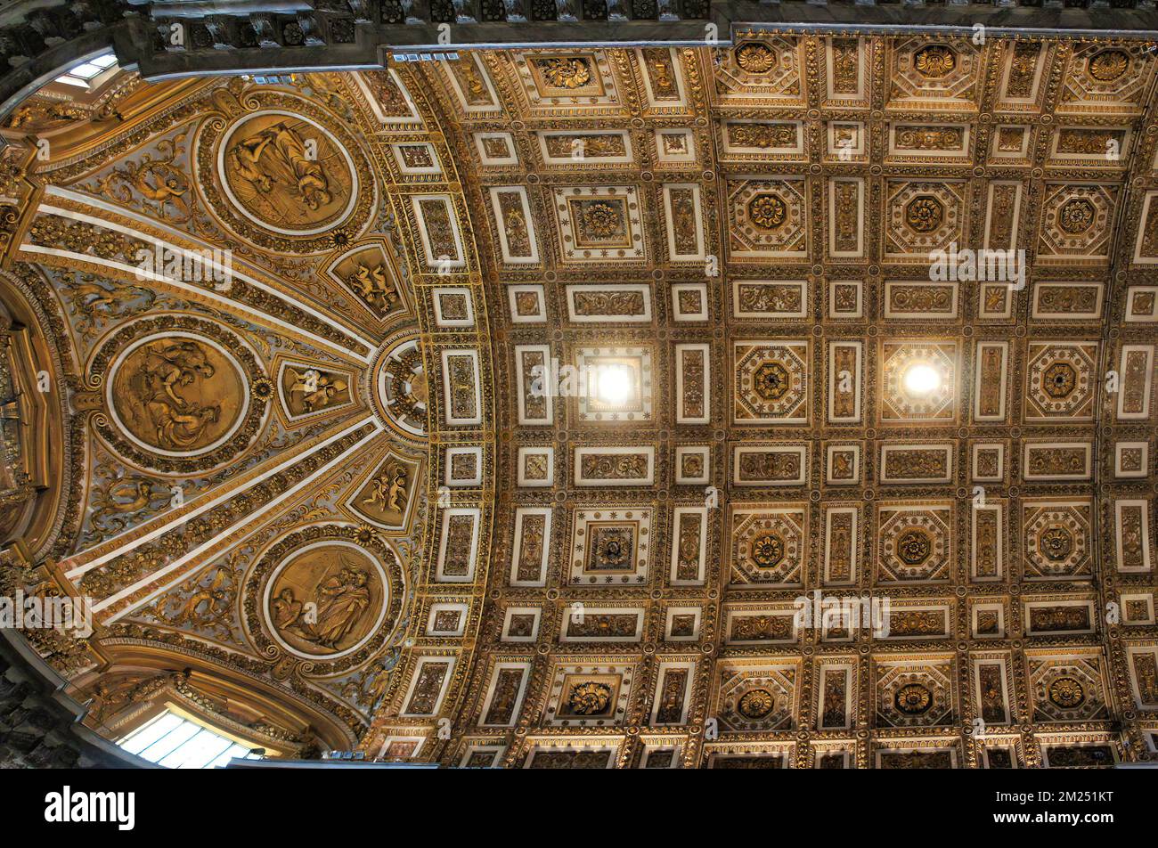 Gli splendidi interni della Basilica di San Pietro a Roma la chiesa più