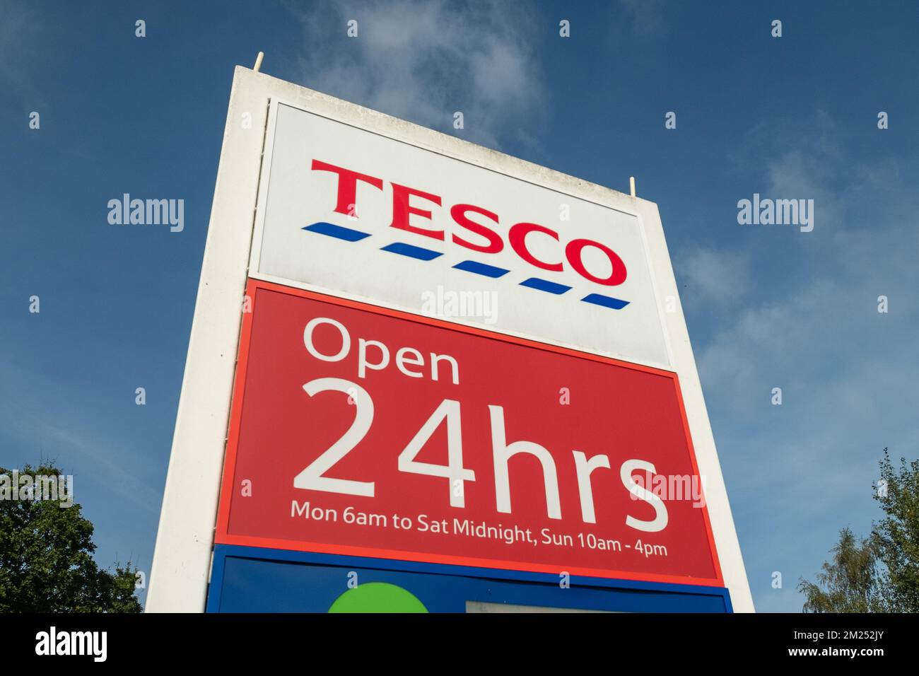 Basingstoke, Regno Unito - Settembre 2022: Cartello della stazione di rifornimento Tesco aperto 24 ore su 24, supermercato britannico Foto Stock