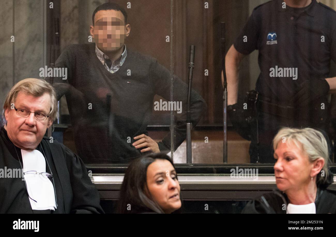 L'avvocato Didier De Quevy, l'avvocato Samira Bouyid, l'avvocato Carine Couquelet e l'accusato Zahl Zakir (Back), raffigurati durante la composizione della giuria prima dell'inizio del processo assestato di Zahl Zakir e Bilal Haddouche davanti alla corte di Bruxelles capitale per l'assassinio della stazione secondaria di Rogier nel 2013, Lunedì 06 febbraio 2017, a Bruxelles. Il principale sospetto in questo caso di omicidio, Amine Dahache scappare in Algeria e non è mai stato estradato. La vittima è stata condannata per violenza dal tribunale di Bruxelles contro uno dei tre accusati, hanno deciso di vendicarsi quando lo hanno visto nella metropolitana Foto Stock