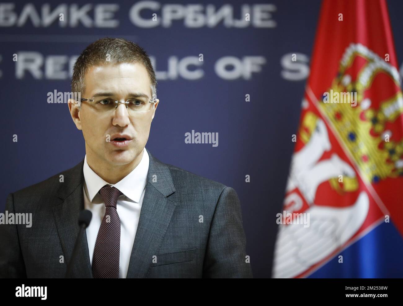 Il vice primo ministro serbo e ministro degli Affari interni Nebojsa Stefanovic ha illustrato nella foto durante la firma di un accordo bilaterale di cooperazione di polizia, martedì 07 febbraio 2017, a Belgrado, in Serbia. FOTO DI BELGA SRDJAN STEVANOVIC Foto Stock