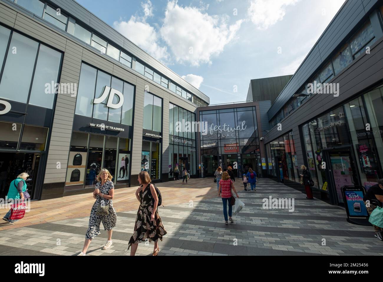 Basingstoke, Regno Unito - Settembre 2022: Il centro commerciale Malls Festival Place, una grande destinazione di vendita al dettaglio a uso misto. Foto Stock Basingstoke, Regno Unito - Settembre 2022: Il centro commerciale Malls Festival Place, una grande destinazione di vendita al dettaglio a uso misto. Foto Stock