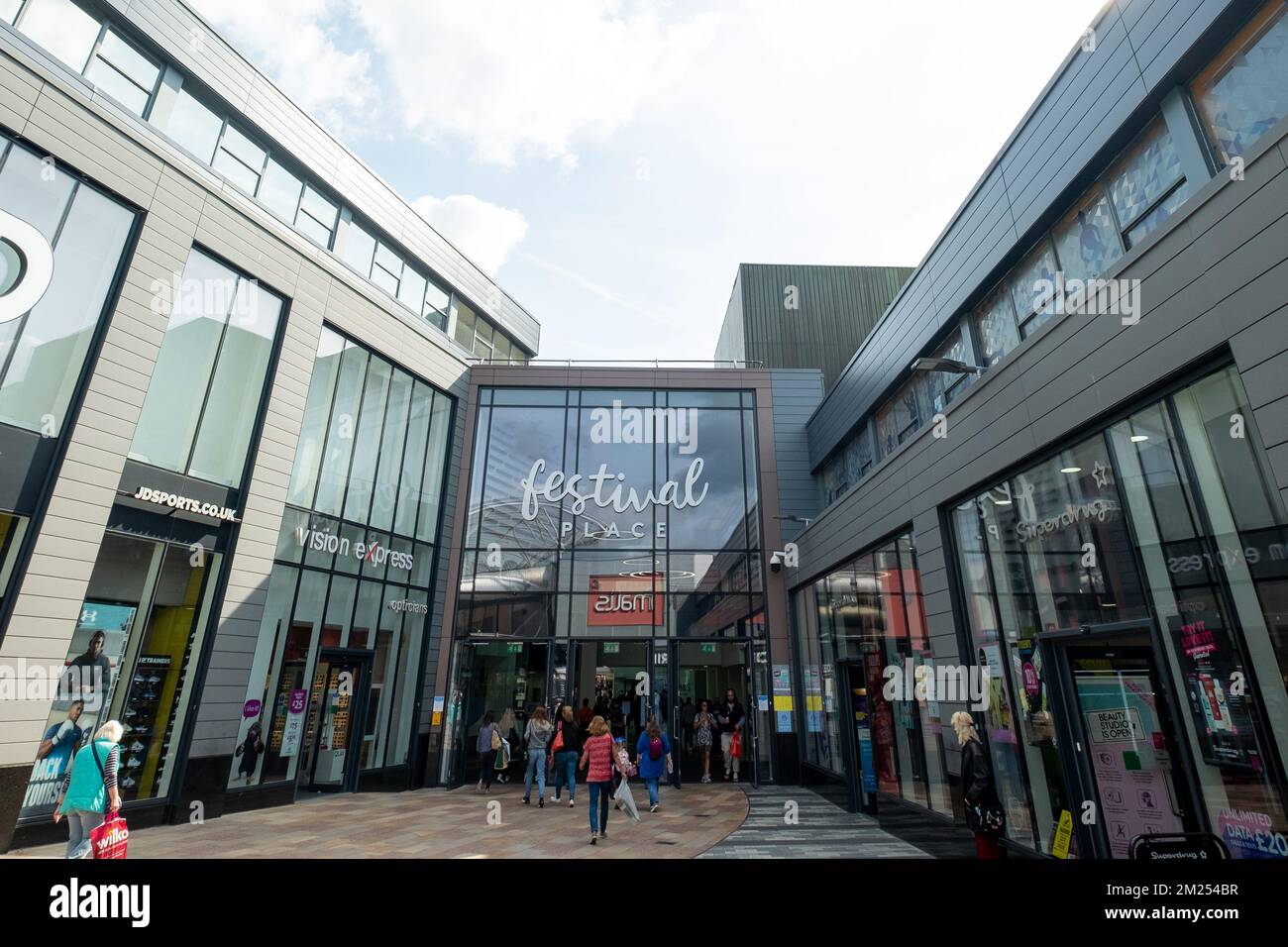 Basingstoke, Regno Unito - Settembre 2022: Il centro commerciale Malls Festival Place, una grande destinazione di vendita al dettaglio a uso misto. Foto Stock