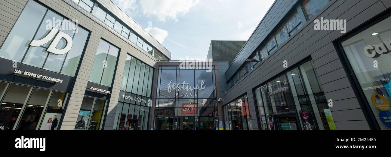 Basingstoke, Regno Unito - Settembre 2022: Il centro commerciale Malls Festival Place, una grande destinazione di vendita al dettaglio a uso misto. Foto Stock
